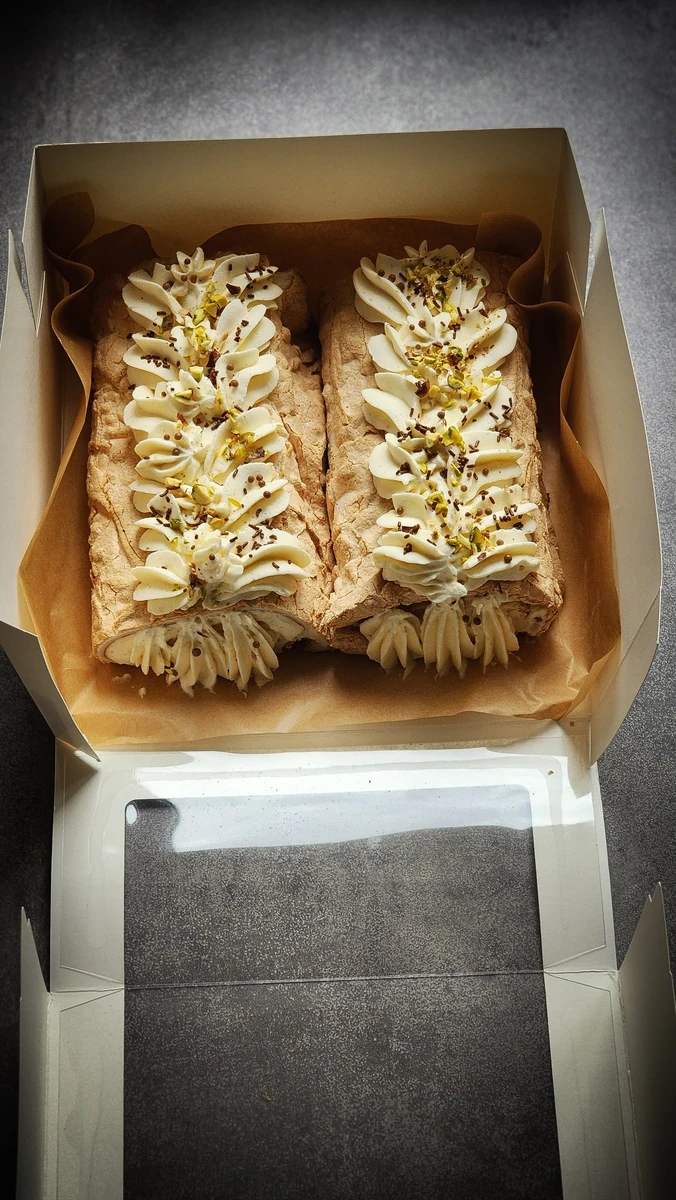 Меренговый рулет готов к подаче — авторский десерт на заказ в Петербурге